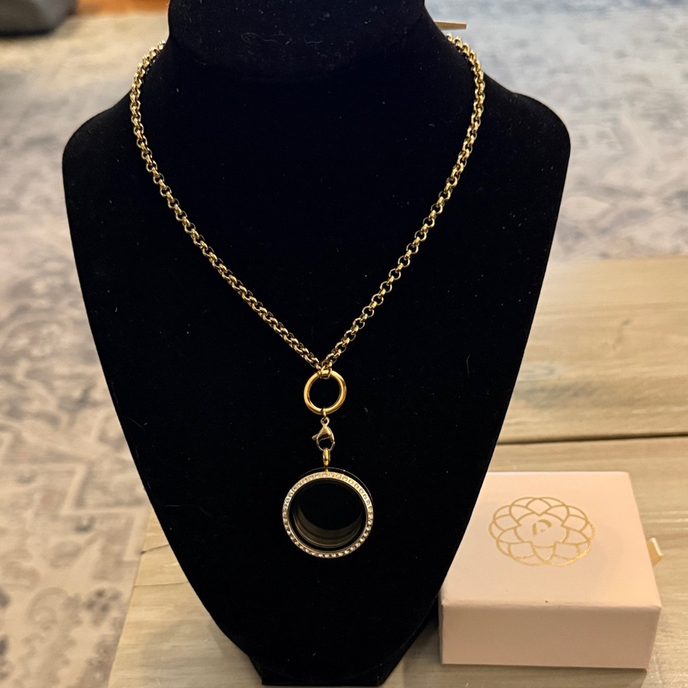 It’s Pearl Time Elegant Gold and Black Locket Necklace